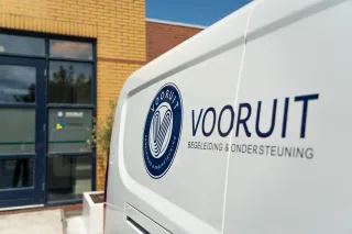 Logo van Vooruit Begeleiding & Ondersteuning B.V.